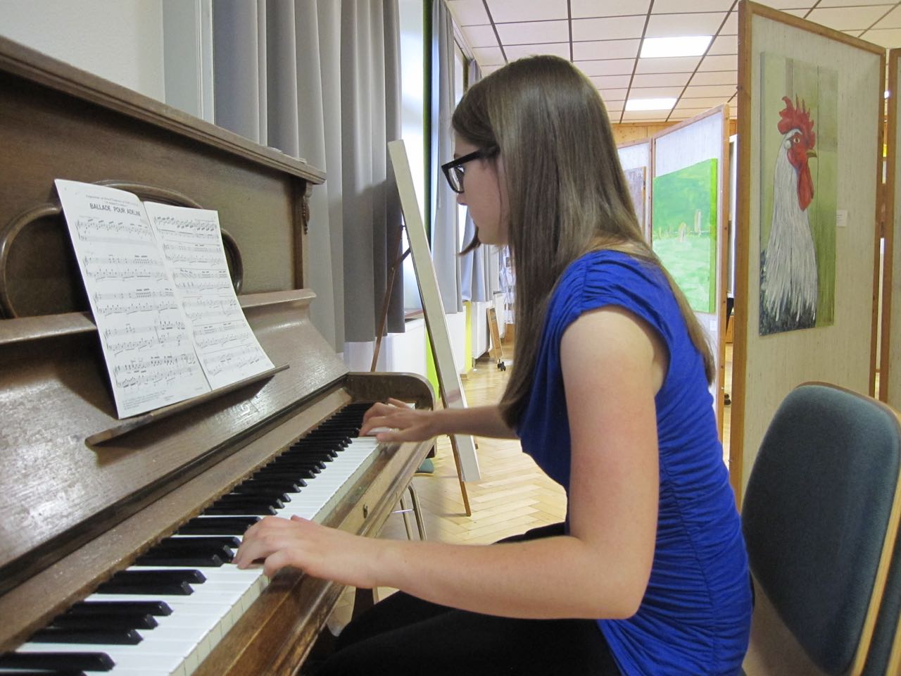 Die Pianistin bei der Ausstellung Deute